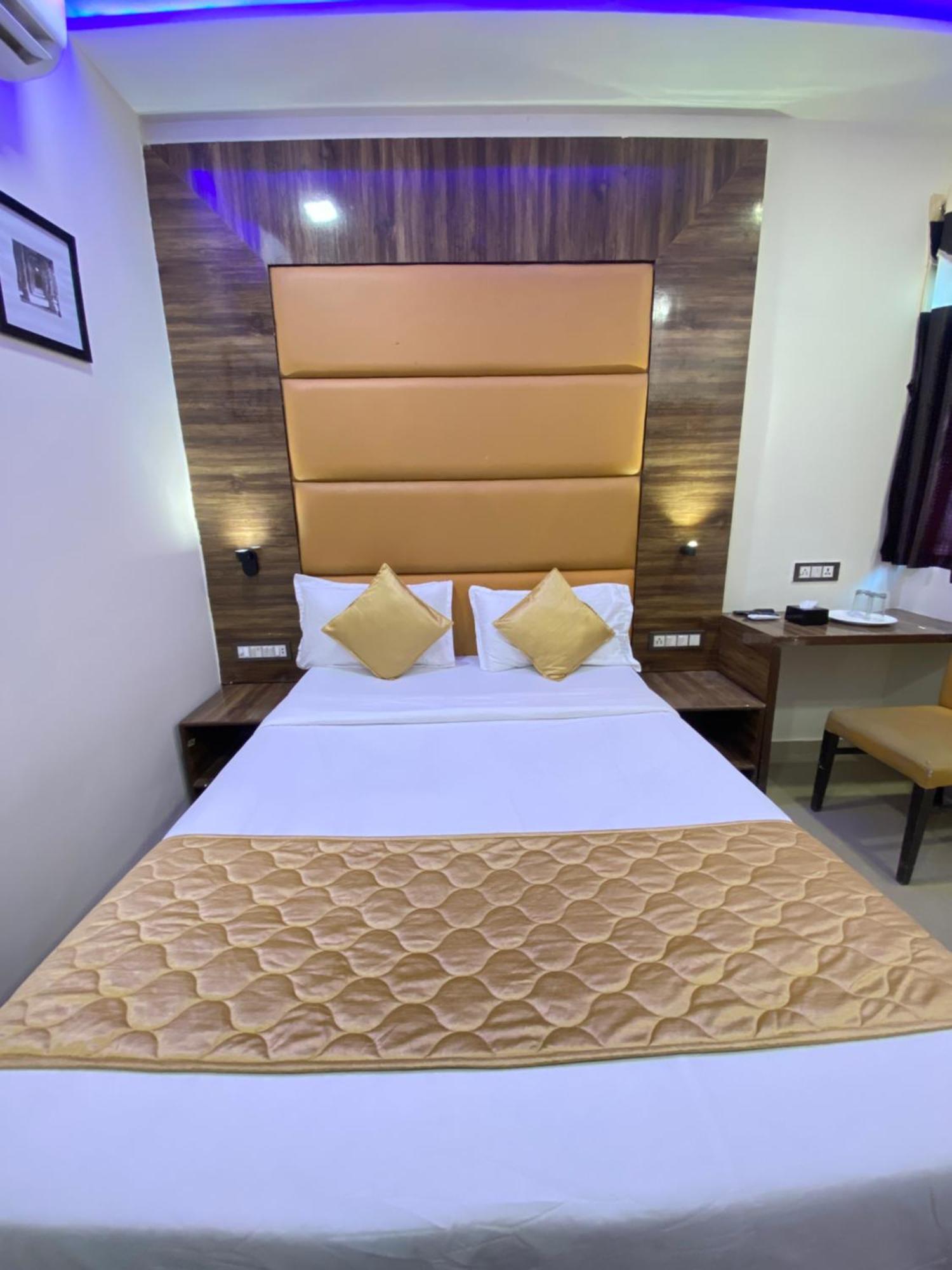 Hotel Blue Wellington - Near Mumbai Airport Exterior photo