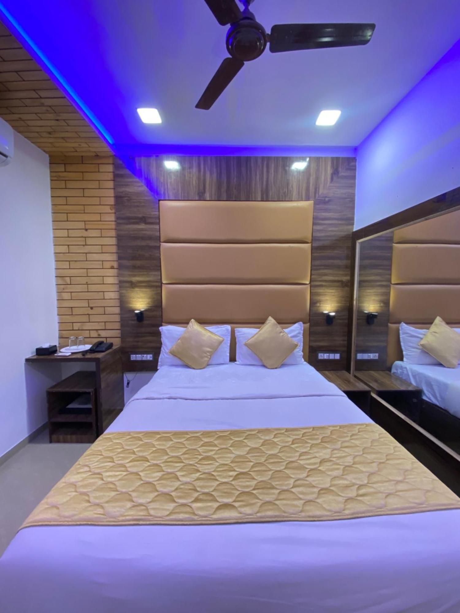 Hotel Blue Wellington - Near Mumbai Airport Exterior photo