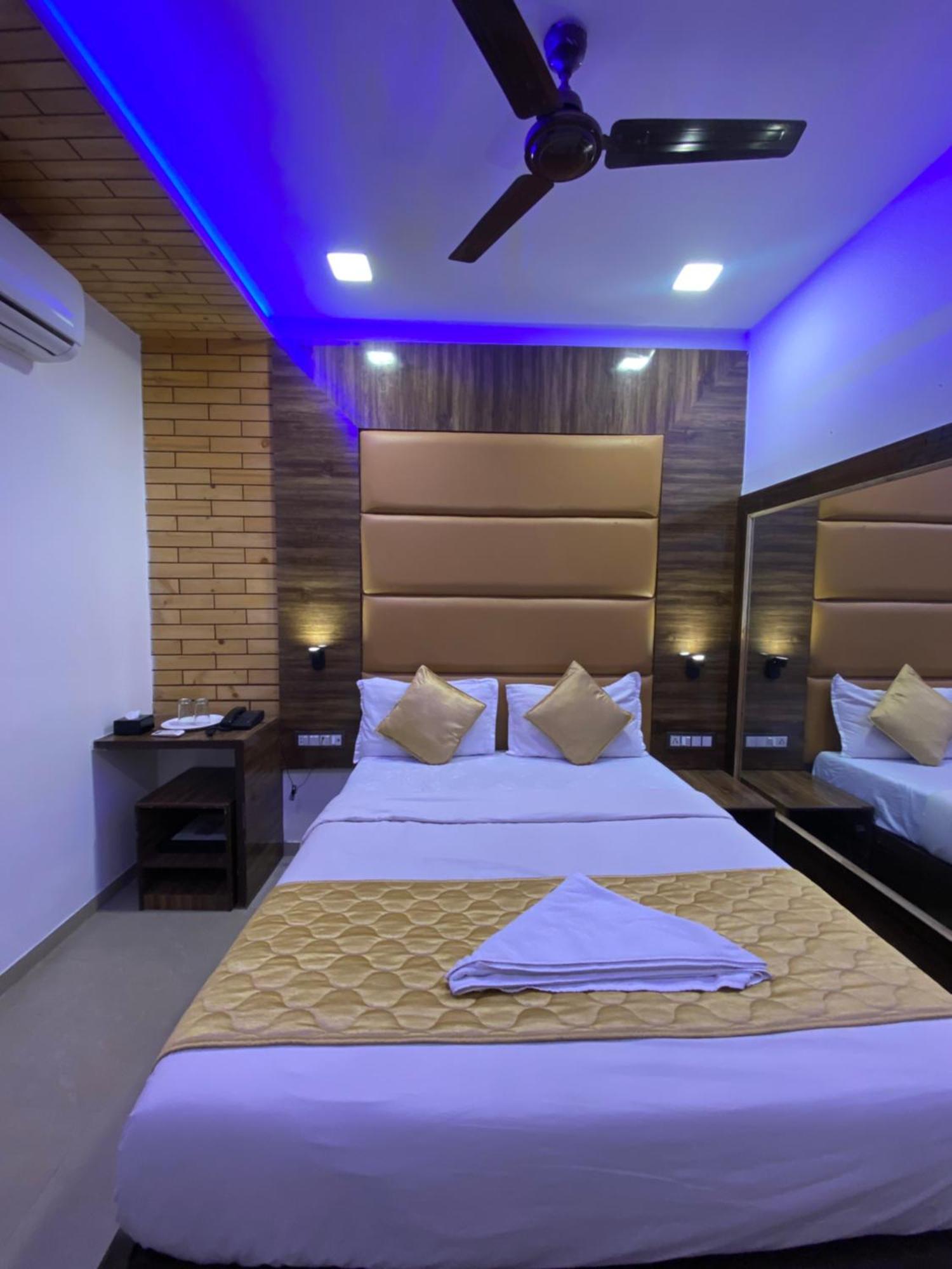 Hotel Blue Wellington - Near Mumbai Airport Exterior photo